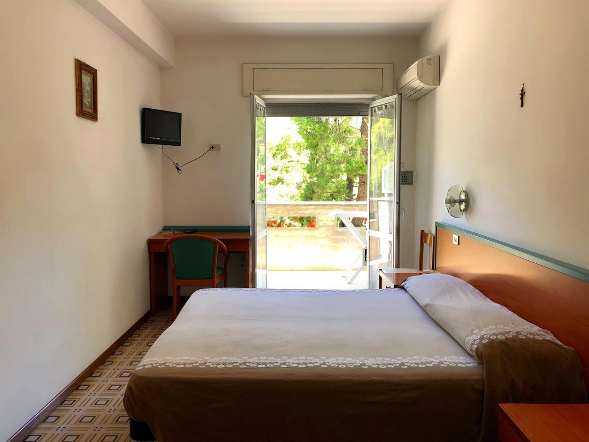 Hotel Pineta Сан-Бенедетто-дель-Тронто Экстерьер фото